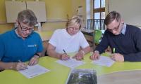 Torsten Roch (Leiter der Biosphärenreservatsverwaltung), Kerstin Wilke (Schulleiterin) und Henrik Biehle (Bürgermeister Gemeinde Hohendubrau) unterschreiben die Kooperationsvereinbarung für drei weitere Jahre Biosphärenschule (Foto: Jennifer Otto)